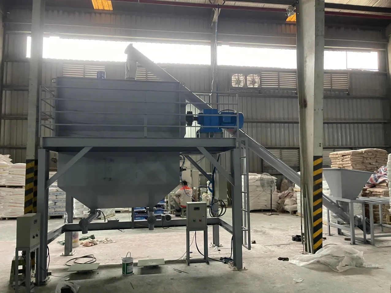 Khách hàng Vũ Hiến đánh giá về sản phẩm Máy trộn vữa khô 1000kg 1