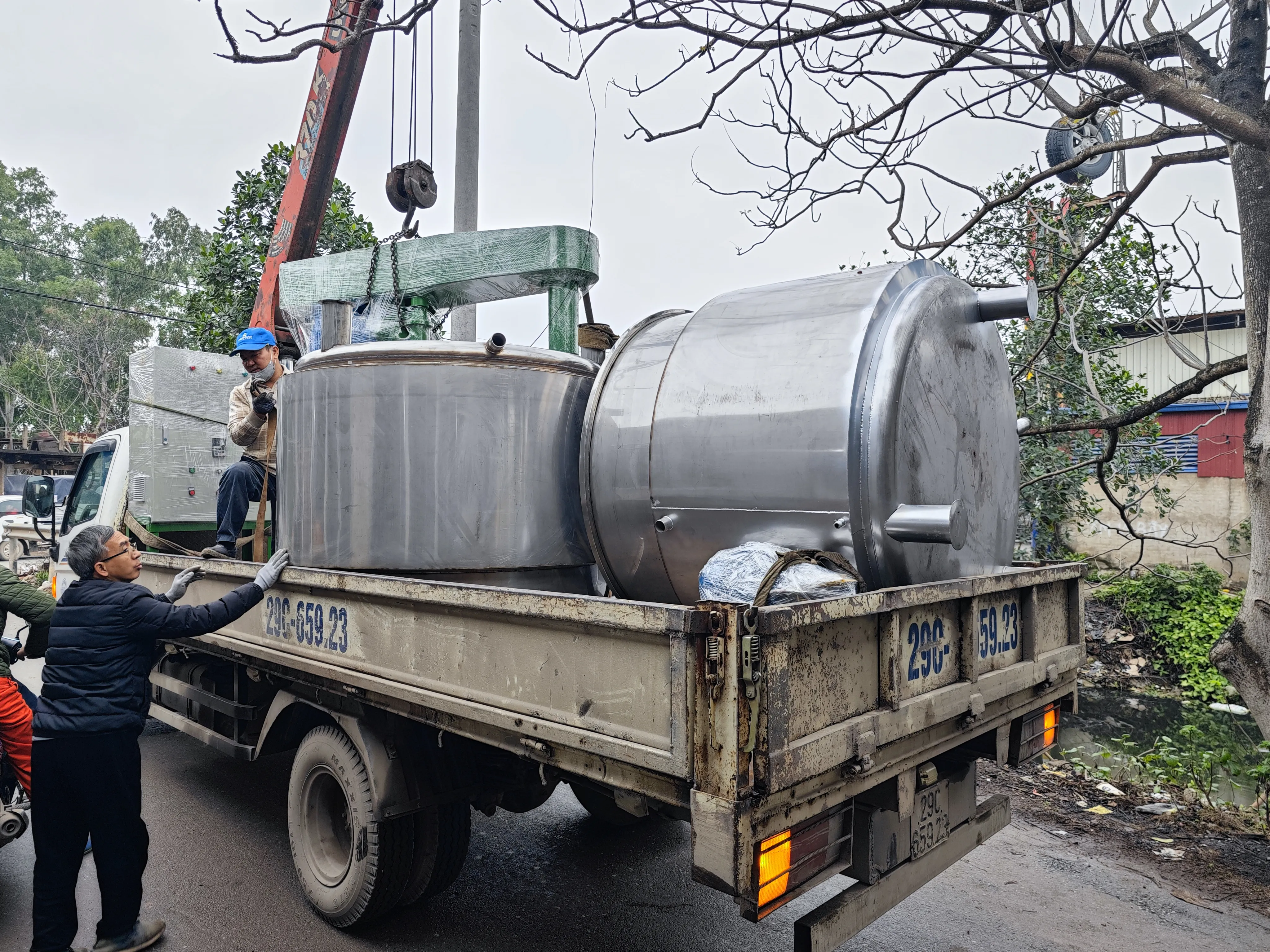 Khách hàng Vũ Xuân Hoàng đánh giá về sản phẩm Máy khuấy sơn 1500 lít 30kw 1