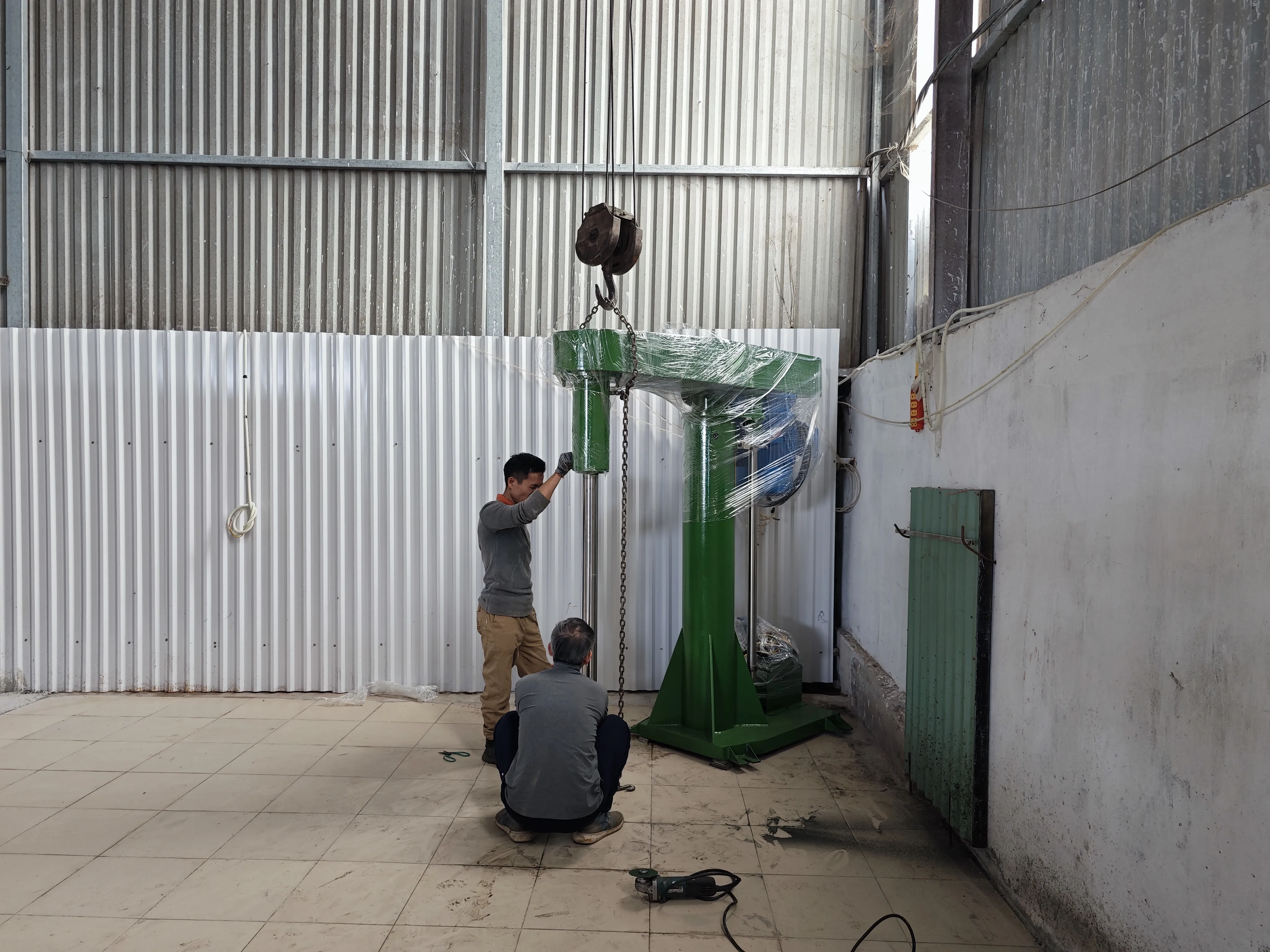 Khách hàng Huy Phúc đánh giá về sản phẩm Máy khuấy sơn 1000 lít 22kw 1