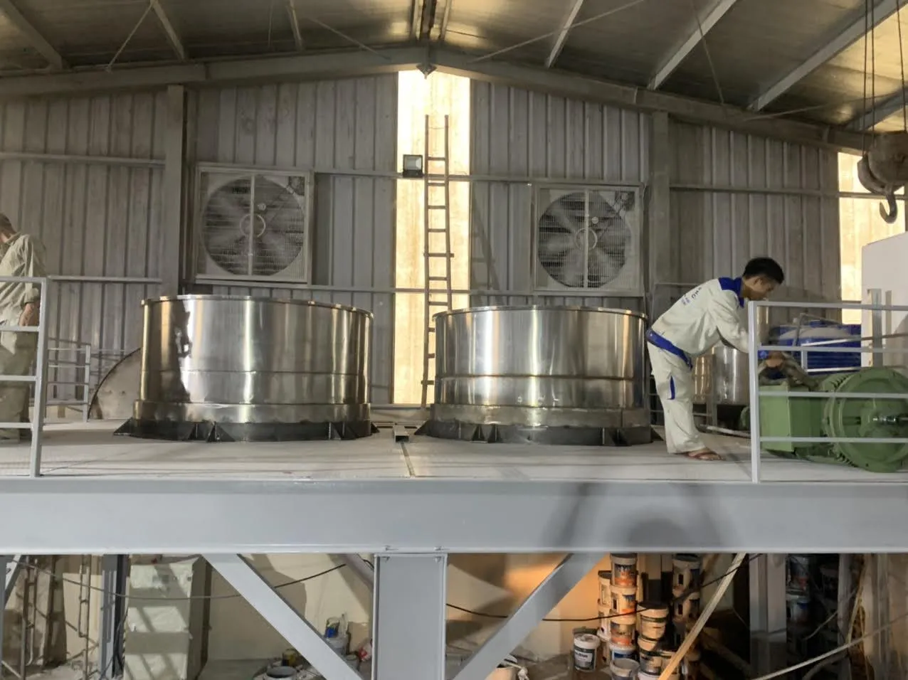 Khách hàng Yến Thư đánh giá về sản phẩm Máy khuấy sơn sàn thao tác 5000 lít 90kw 1