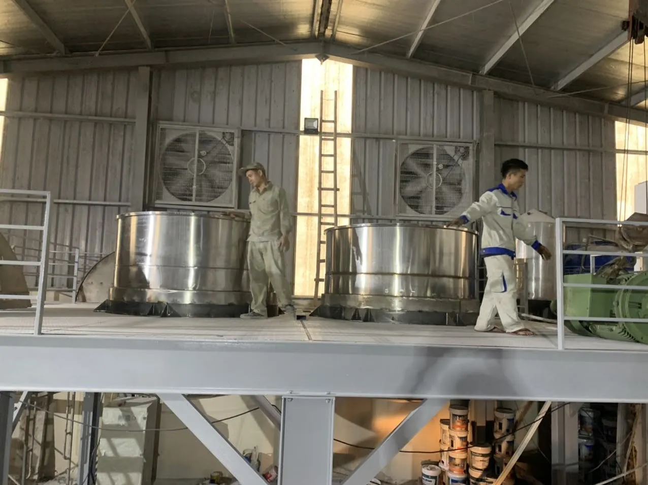 Khách hàng Yến Thư đánh giá về sản phẩm Máy khuấy sơn sàn thao tác 5000 lít 90kw 2