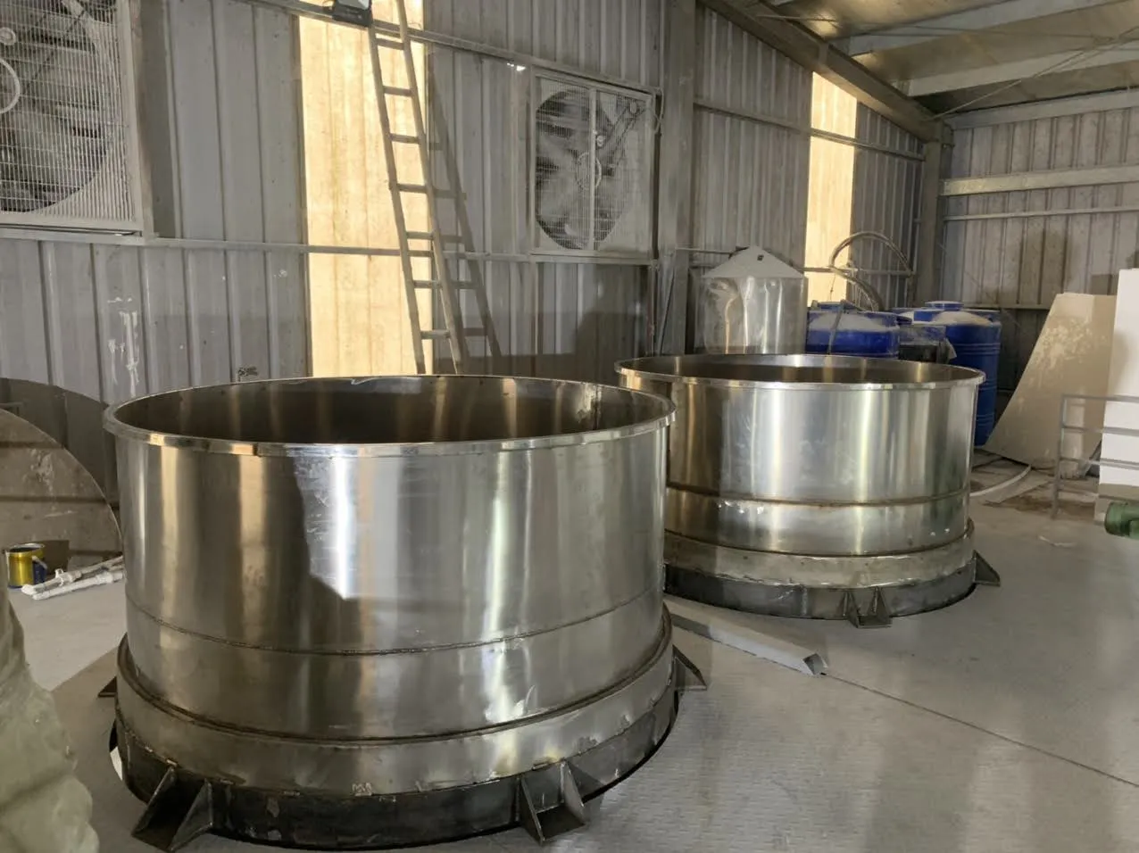 Khách hàng Yến Thư đánh giá về sản phẩm Máy khuấy sơn sàn thao tác 5000 lít 90kw 0