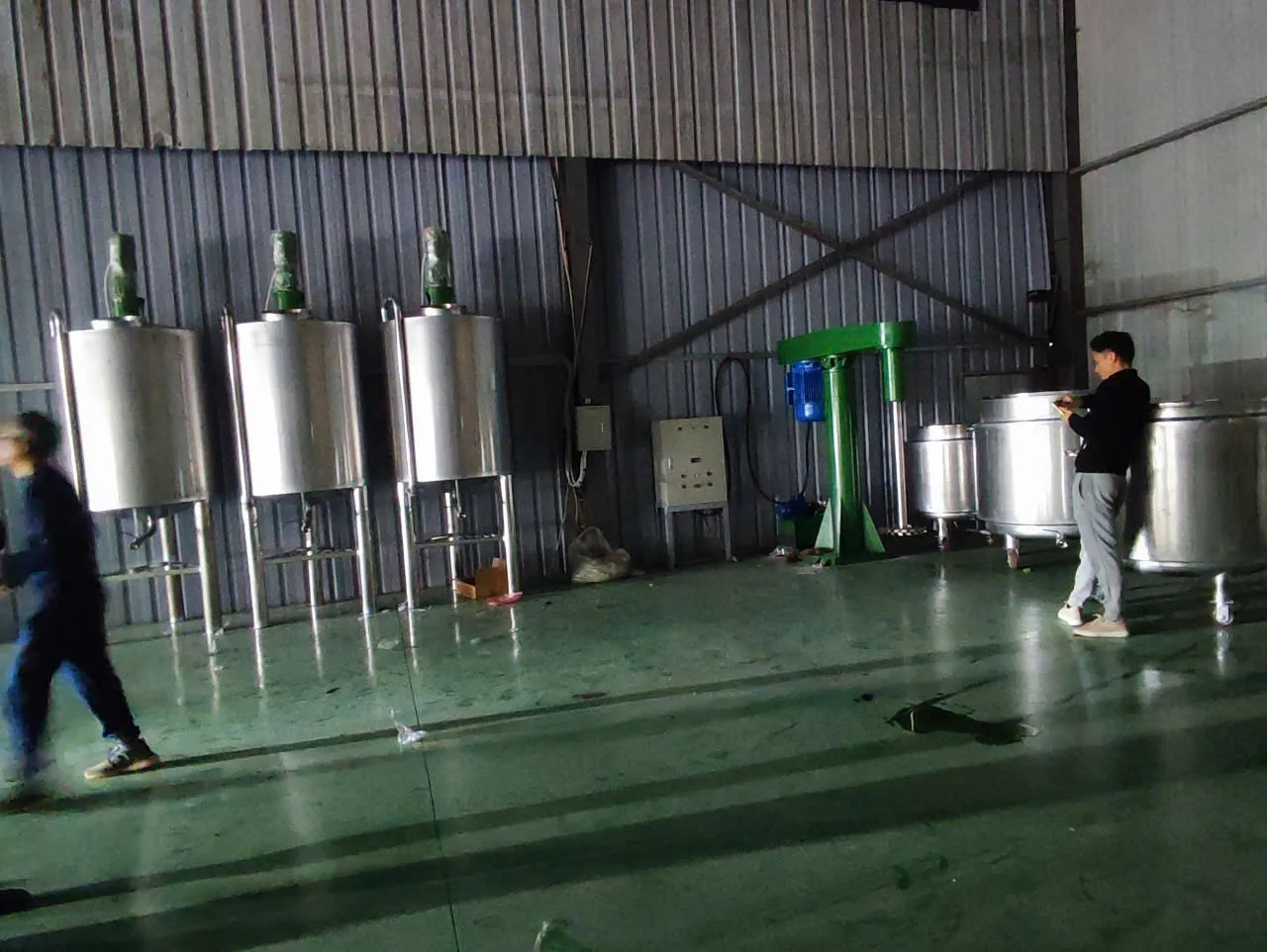 Khách hàng Hoàng Nhật Nam đánh giá về sản phẩm Máy khuấy sơn 700 lít 15kw top máy khuấy bán chạy 1
