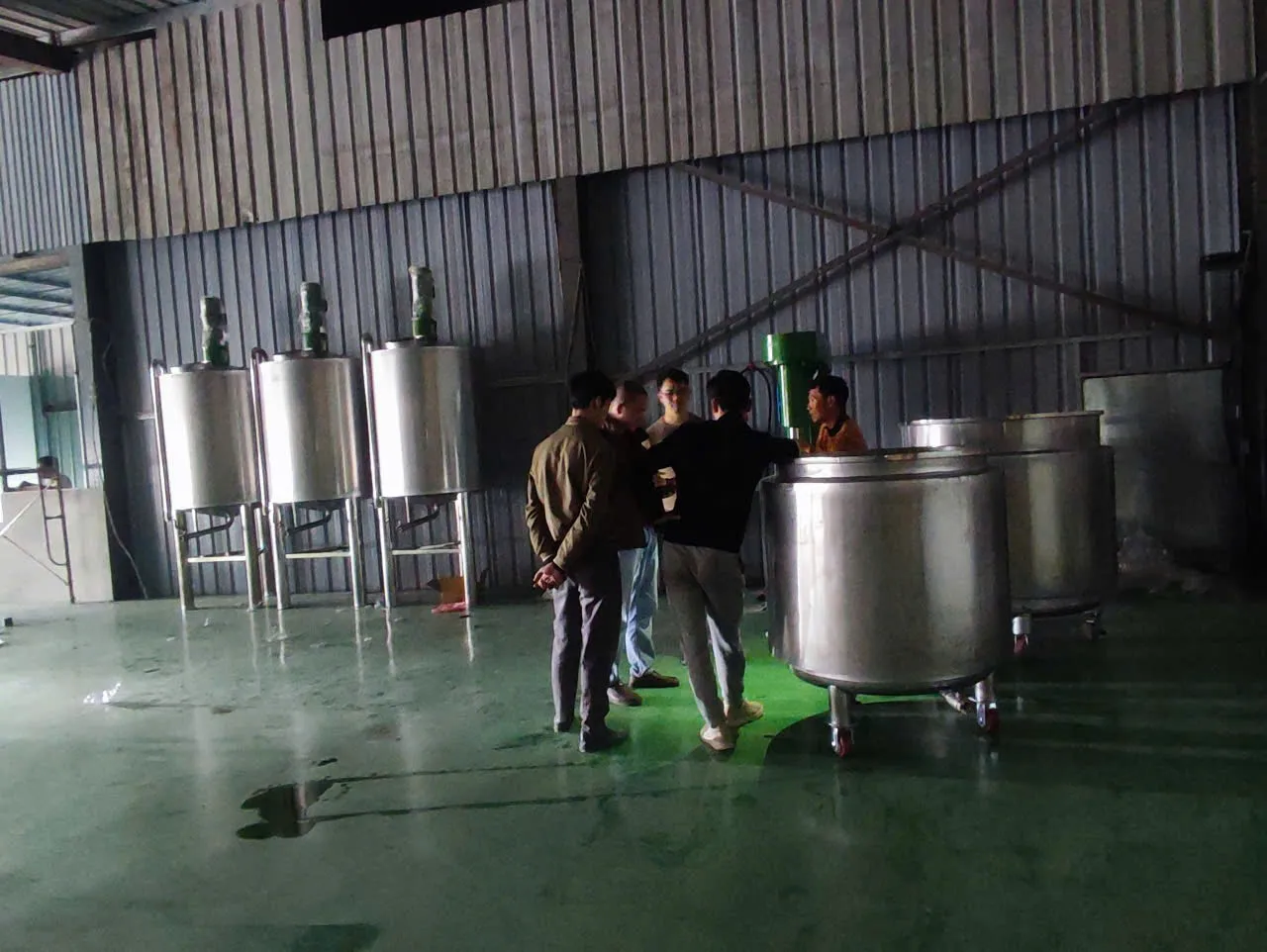 Khách hàng Hoàng Nhật Nam đánh giá về sản phẩm Máy khuấy sơn 700 lít 15kw top máy khuấy bán chạy 0