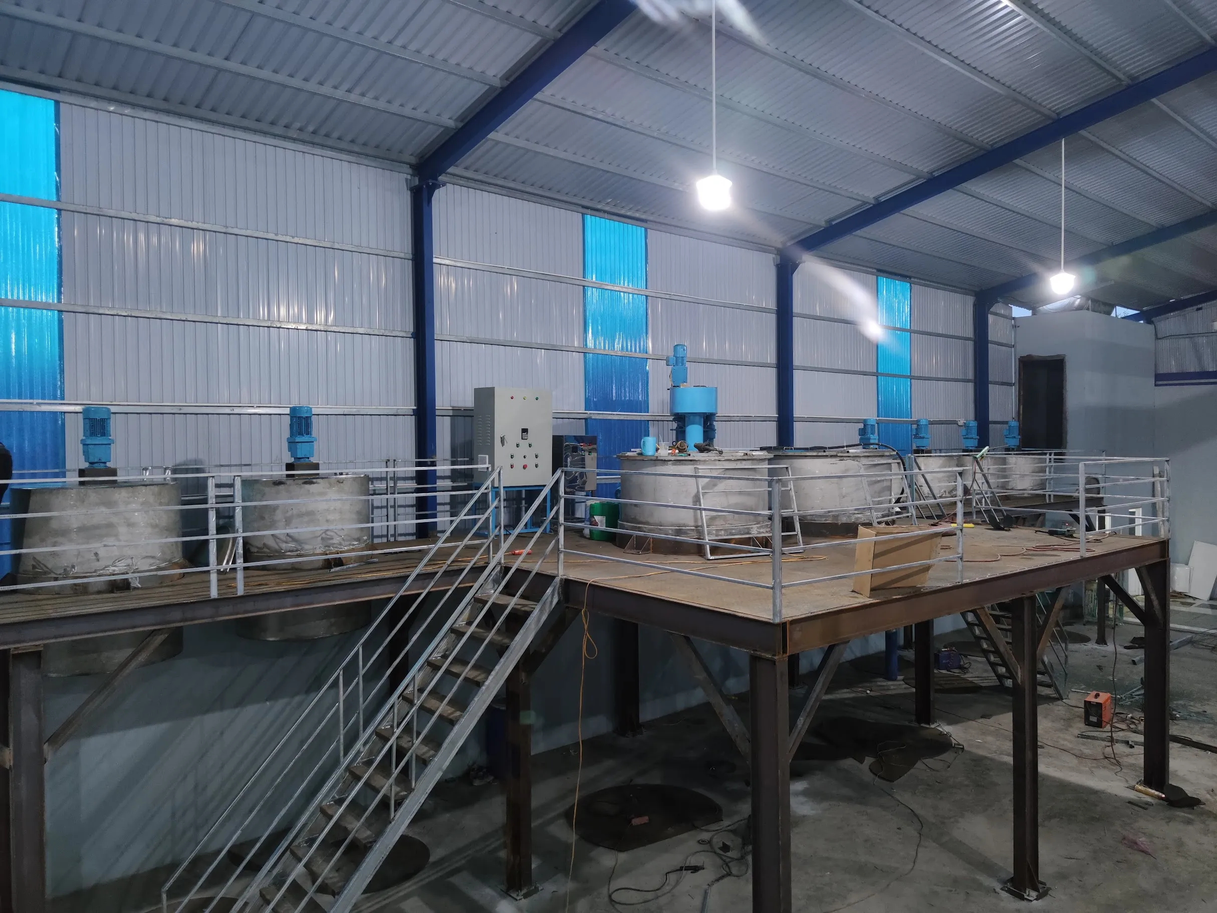 Máy khuấy sơn sàn thao tác 2500 lít 37kw - Ảnh 1