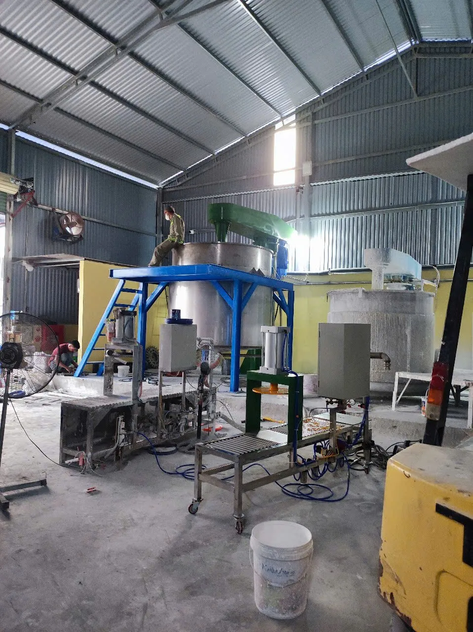 Máy Khuấy Sơn Sàn Thao Tác 4000 Lít Giá Bao Nhiêu? Cách Chọn Máy Phù Hợp - Ảnh 1