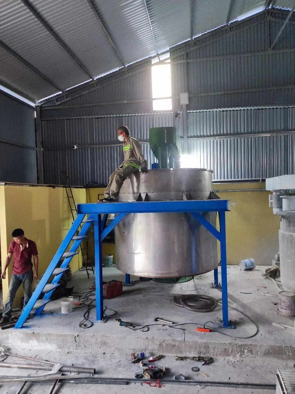 Máy Khuấy Sơn Sàn Thao Tác 4000 Lít Giá Bao Nhiêu? Cách Chọn Máy Phù Hợp - Ảnh 1