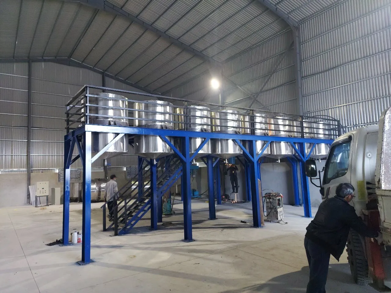 Máy khuấy sơn sàn thao tác 2500 lít 45kw - Ảnh 1
