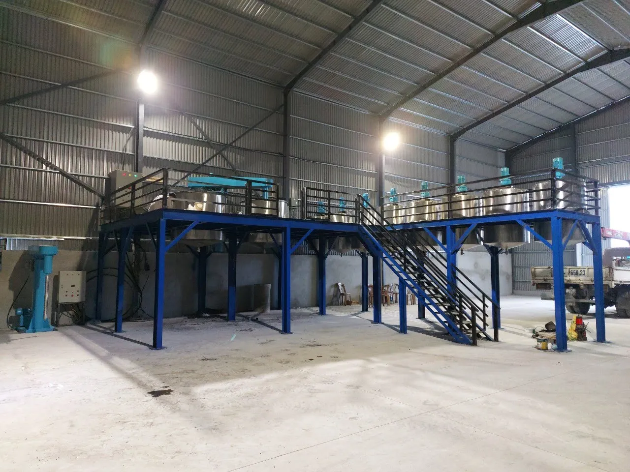 Máy khuấy sơn sàn thao tác 2500 lít 45kw - Ảnh 1