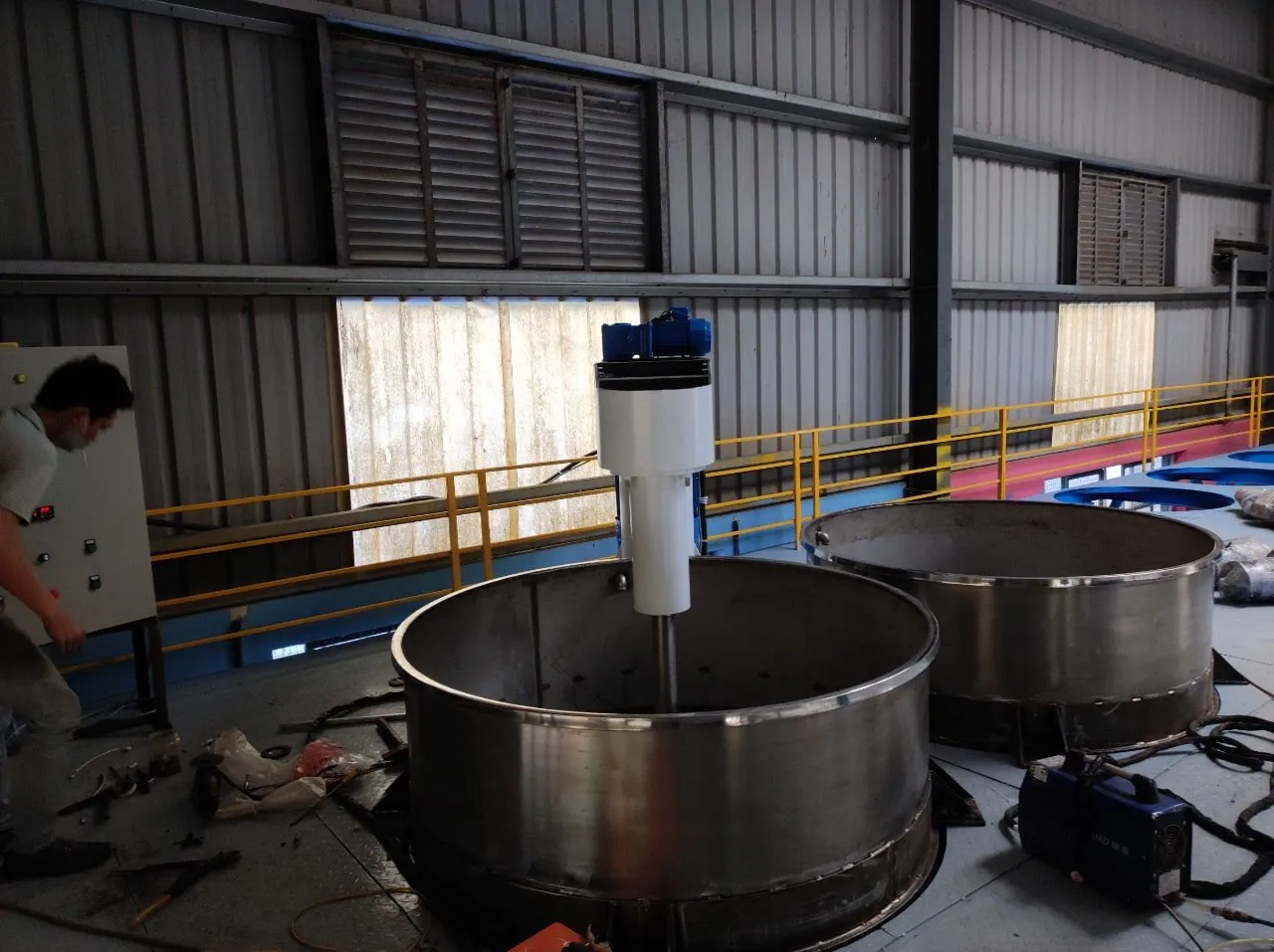 Máy khuấy sơn sàn thao tác 3000 lít 55kw - Ảnh 1