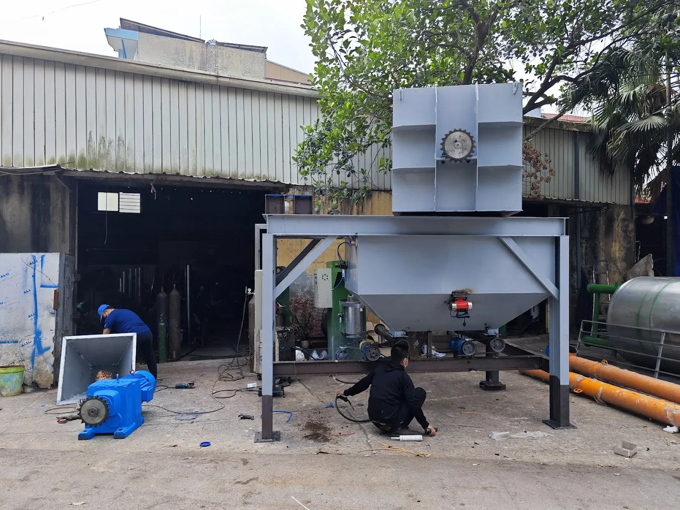 Máy trộn bột bả ngang 2000kg vít tải liệu - Ảnh 1