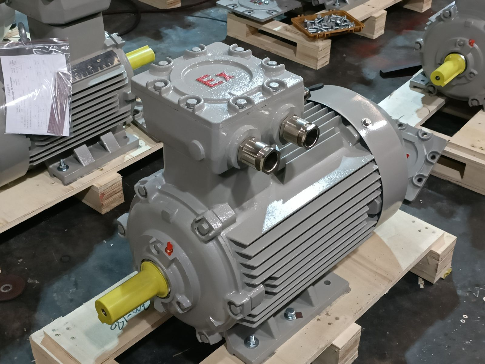 động cơ ph&ograve;ng nổ