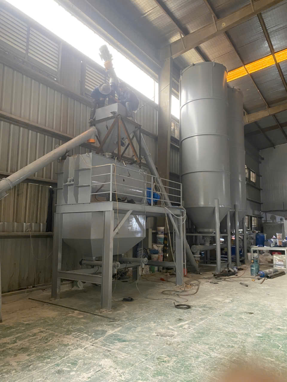 lắp đặt dây chuyền sản xuất vữa khô