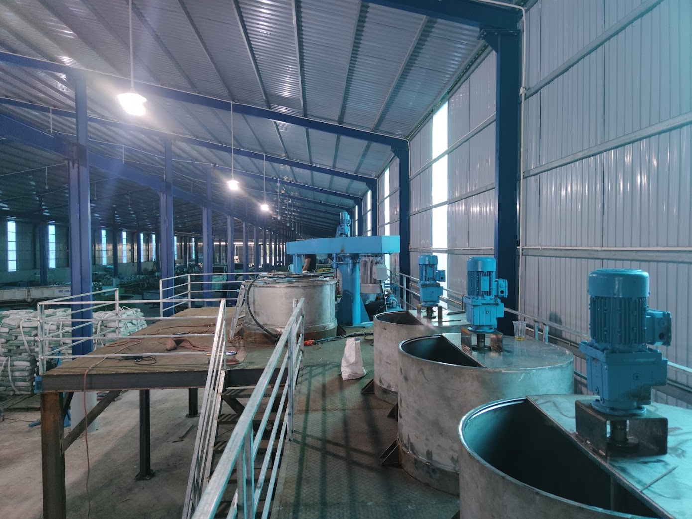 máy khuấy sơn 2500 lít trên sàn thao tác