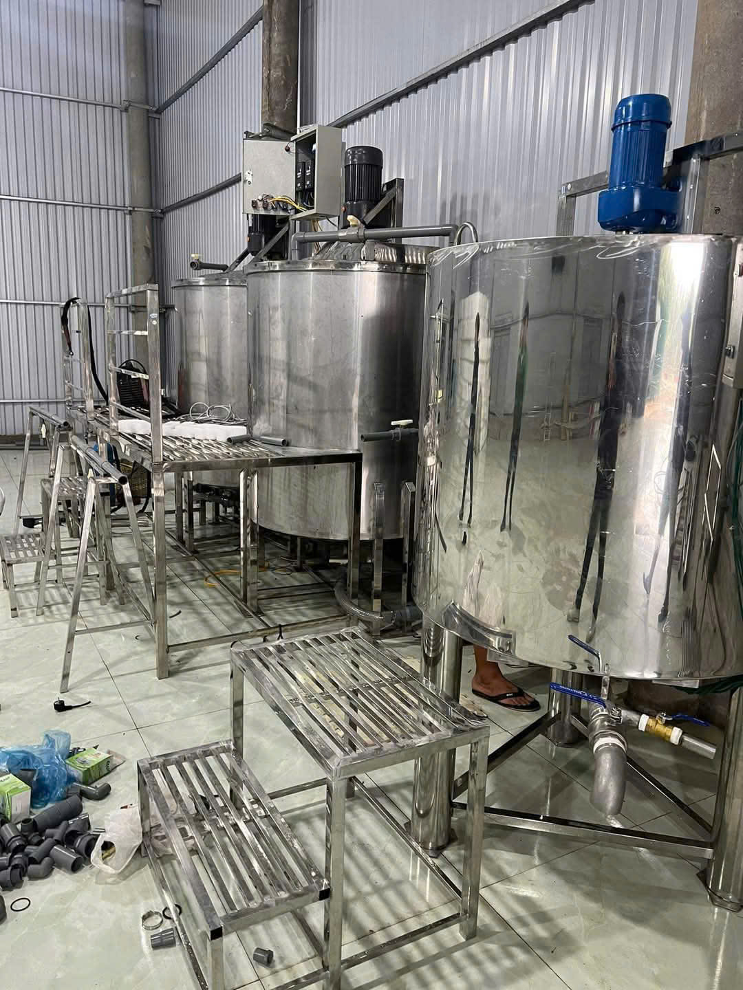 máy khuấy trong sản xuất nước giặt
