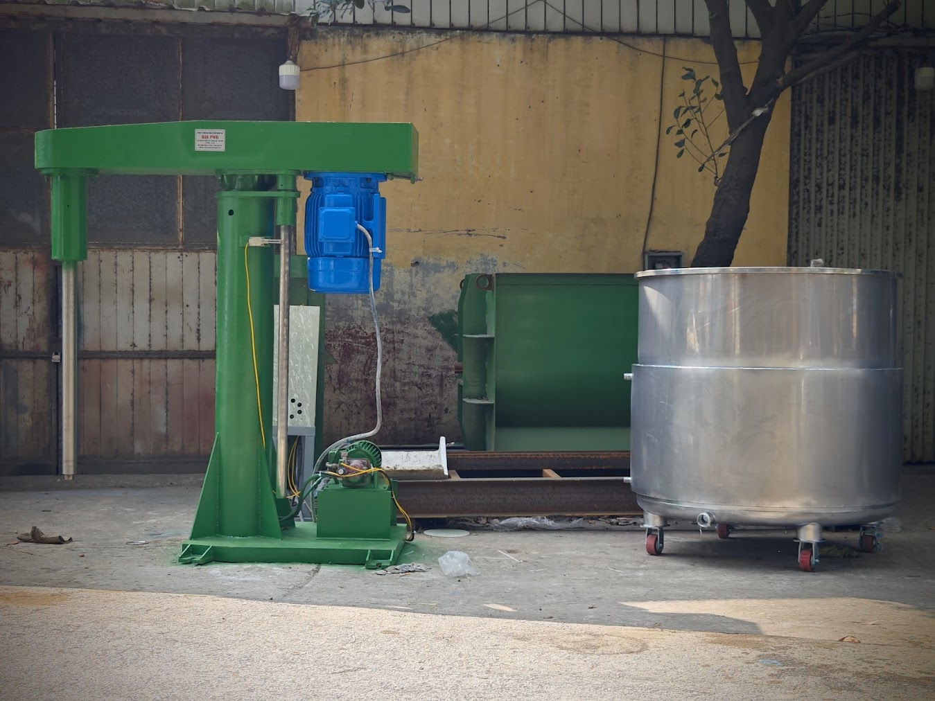 máy khuấy trong sản xuất sơn