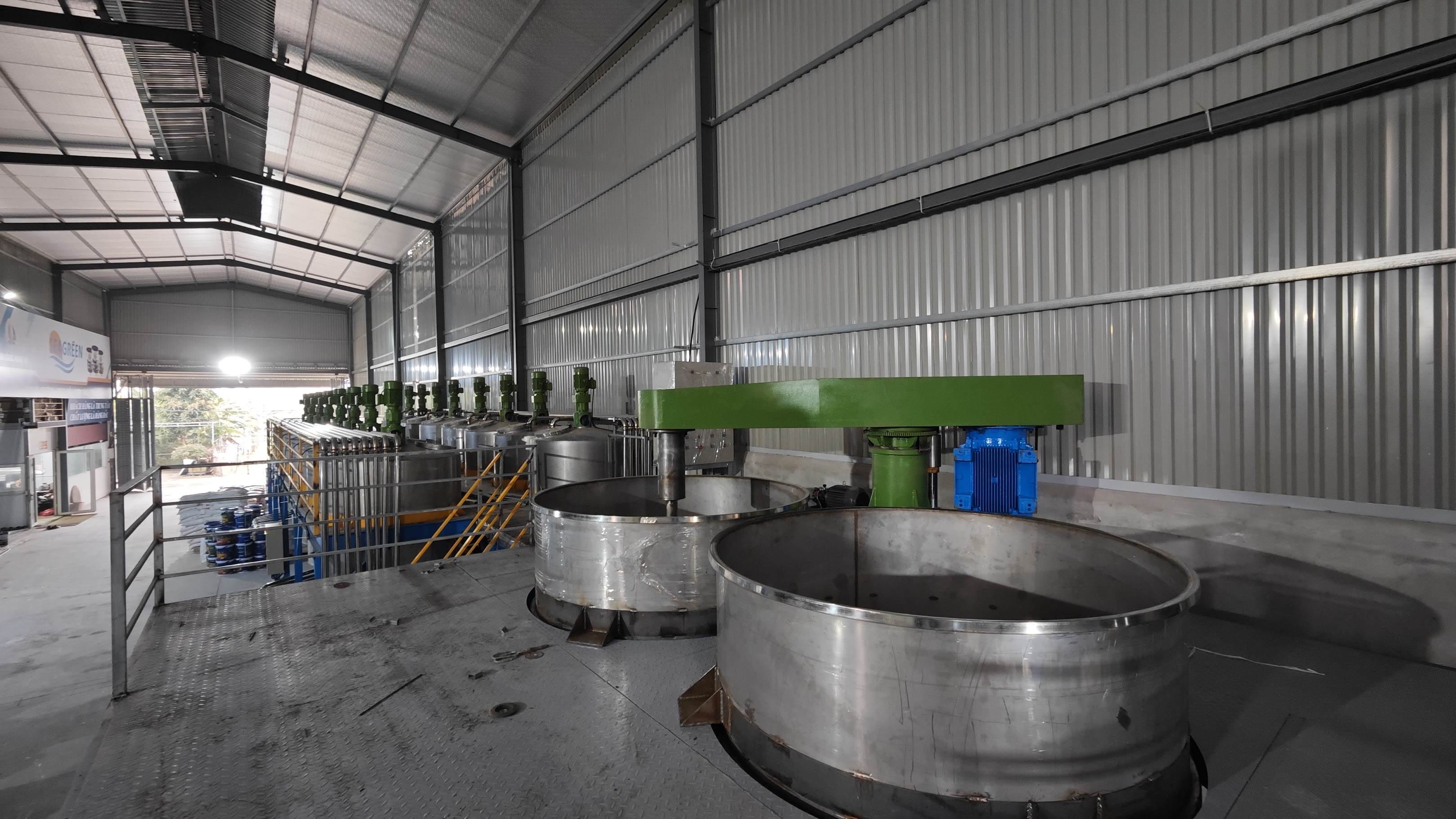nhà máy gia công sơn giá rẻ