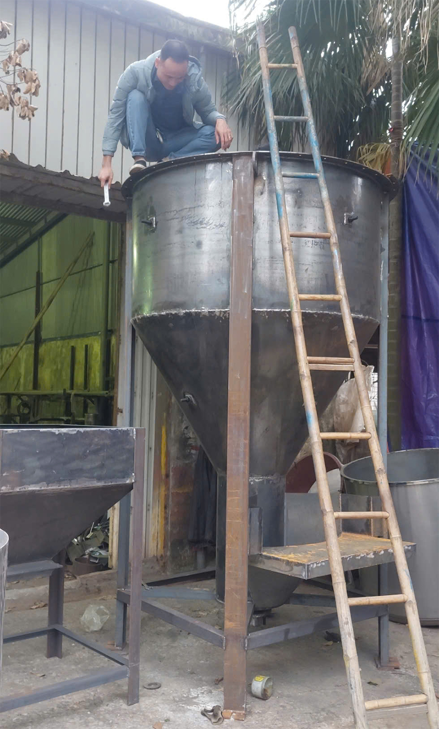 sản xuất máy trộn bột bả 2000kg