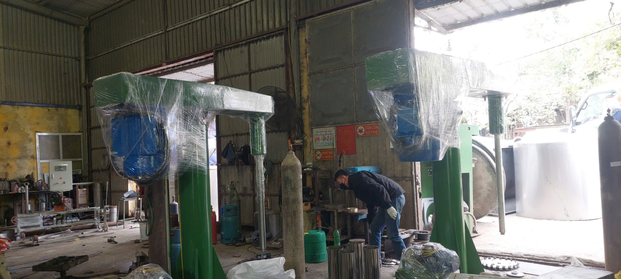 vận chuyển máy khuấy sơn 2000 lít