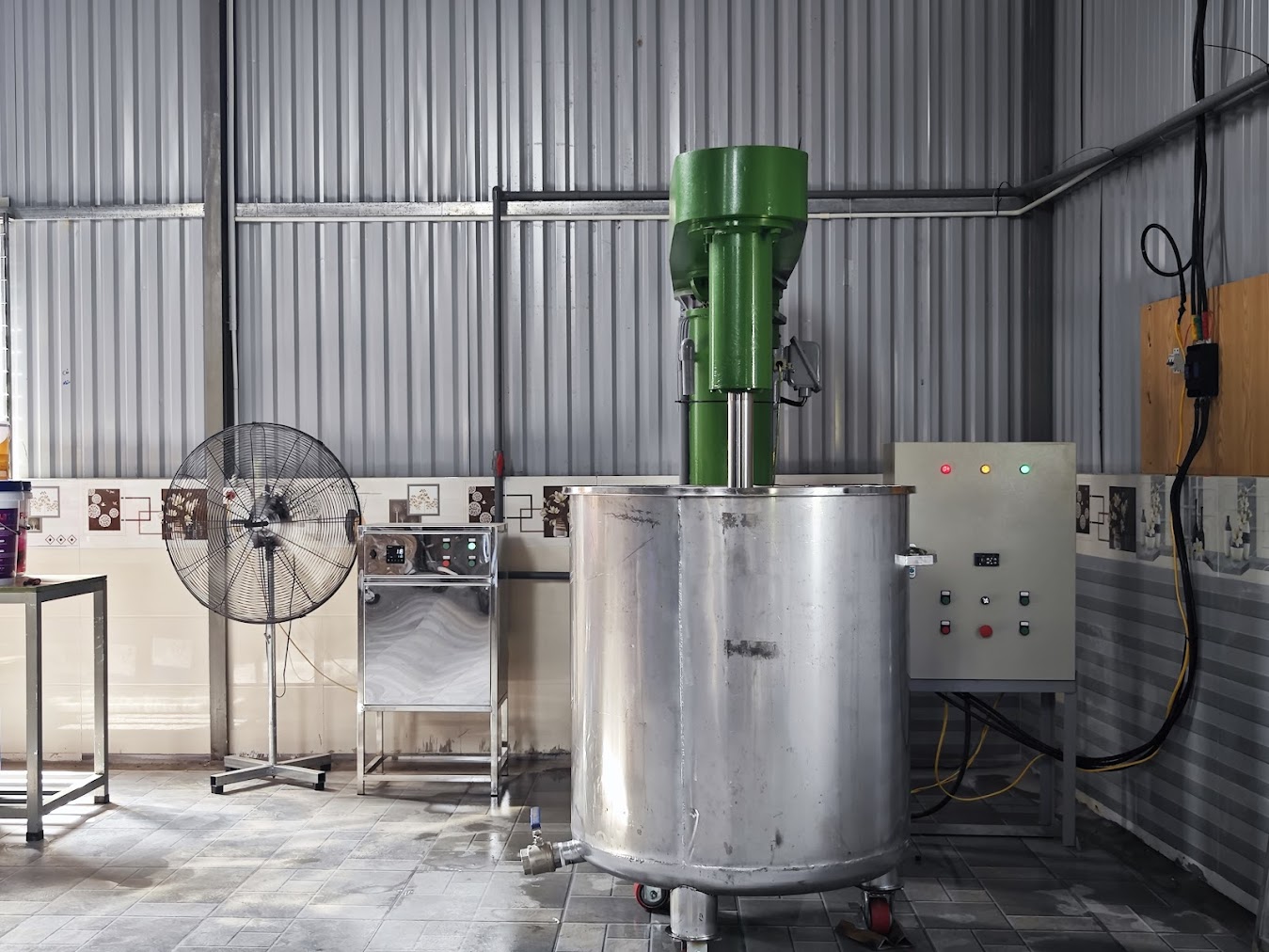 Máy khuấy thiết bị không thể thiếu trong dây chuyền sản xuất sơn